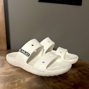 • WOMEN’S CROC SANDALS •